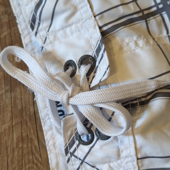 old Navy Men's white with gray stripes 2xl board shorts - Picture 2 of 4